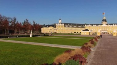 Aralık ayının güneşli bir gününde Noel 'den önce Karlsruhe Sarayı.