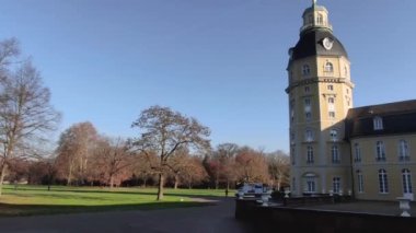 Aralık ayının güneşli bir gününde Noel 'den önce Karlsruhe Sarayı.