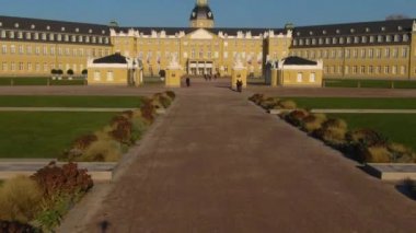 Aralık ayının güneşli bir gününde Noel 'den önce Karlsruhe Sarayı.