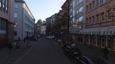 Karlsruhe şehir merkezinde Noel zamanı güneşli bir günde.