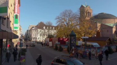 Karlsruhe şehir merkezinde Noel zamanı güneşli bir günde.