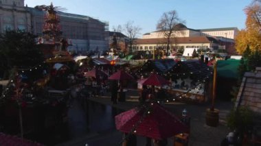 Karlsruhe şehir merkezinde Noel zamanı güneşli bir günde.