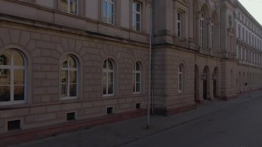 Karlsruhe şehir merkezinde Noel zamanı güneşli bir günde.