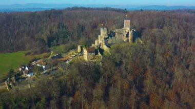 Sonbaharda güneşli bir günde, Almanya 'da Roetteln Kalesi' nin havası.