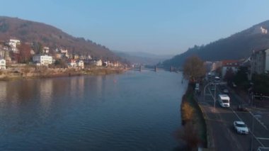 Heidelberg, Aralık ayının güneşli bir sabahında Noel 'den önce Almanya' da. neckar nehri ve eski köprü.
