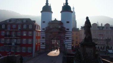 Heidelberg, Aralık ayının güneşli bir sabahında Noel 'den önce Almanya' da. neckar nehri ve eski köprü.