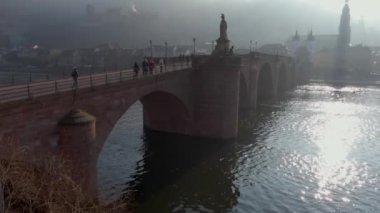 Heidelberg, Aralık ayının güneşli bir sabahında Noel 'den önce Almanya' da. neckar nehri ve eski köprü.