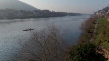 Heidelberg, Aralık ayının güneşli bir sabahında Noel 'den önce Almanya' da. neckar nehri ve eski köprü.
