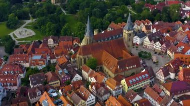 Almanya 'daki Oehringen şehrinin eski bölümünden havadan görüntüler. Bahar sabahının erken saatlerinde