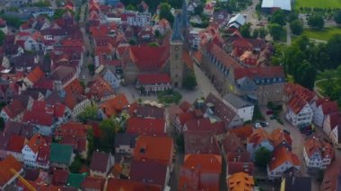 Almanya 'daki Oehringen şehrinin eski bölümünden havadan görüntüler. Bahar sabahının erken saatlerinde