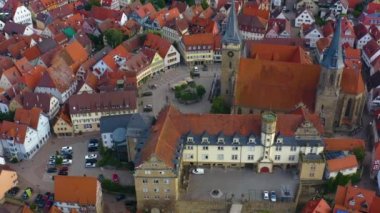 Almanya 'daki Oehringen şehrinin eski bölümünden havadan görüntüler. Bahar sabahının erken saatlerinde