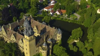 Almanya 'nın eski Neuenstein kasabasının havadan görünüşü. Baharın güneşli bir sabahında.