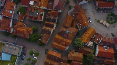 Almanya 'daki Oehringen şehrinin eski bölümünden havadan görüntüler. Bahar sabahının erken saatlerinde