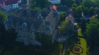 Almanya 'nın eski Neuenstein kasabasının havadan görünüşü. Baharın güneşli bir sabahında.