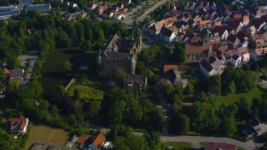 Almanya 'nın eski Neuenstein kasabasının havadan görünüşü. Baharın güneşli bir sabahında.