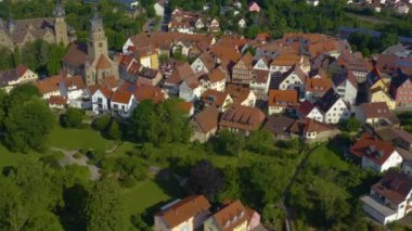 Almanya 'nın eski Neuenstein kasabasının havadan görünüşü. Baharın güneşli bir sabahında.