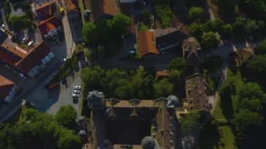 Almanya 'nın eski Neuenstein kasabasının havadan görünüşü. Baharın güneşli bir sabahında.