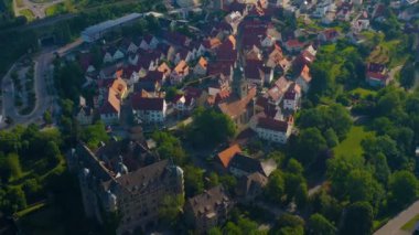 Almanya 'nın eski Neuenstein kasabasının havadan görünüşü. Baharın güneşli bir sabahında.
