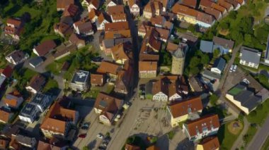 Almanya 'nın eski Neuenstein kasabasının havadan görünüşü. Baharın güneşli bir sabahında.