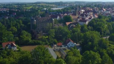 Almanya 'nın eski Neuenstein kasabasının havadan görünüşü. Baharın güneşli bir sabahında.