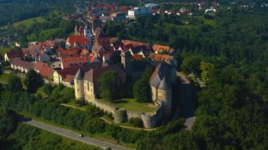 Şehrin ve Almanya 'daki Waldenburg kalesinin havadan görüntüsü. Baharın güneşli bir gününde.