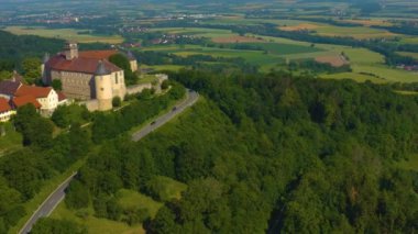 Şehrin ve Almanya 'daki Waldenburg kalesinin havadan görüntüsü. Baharın güneşli bir gününde.