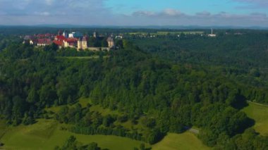 Şehrin ve Almanya 'daki Waldenburg kalesinin havadan görüntüsü. Baharın güneşli bir gününde.