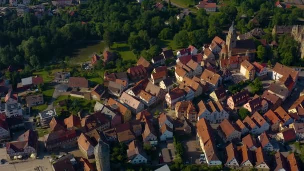 ドイツのノイシュタインの旧市街の空中ビュー 春の晴れた朝に — ストック動画