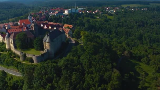 Şehrin Almanya Daki Waldenburg Kalesinin Havadan Görüntüsü Baharın Güneşli Bir — Stok video
