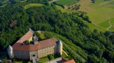 Şehrin ve Almanya 'daki Waldenburg kalesinin havadan görüntüsü. Baharın güneşli bir gününde.