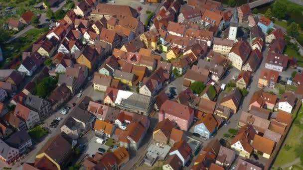 ドイツの旧市街Niedernhallからの空中景色 春の晴れた日には — ストック動画