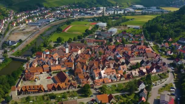 Luftaufnahme Von Der Altstadt Der Stadt Niedernhall Deutschland Einem Sonnigen — Stockvideo