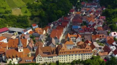 Almanya 'nın eski kenti Ingelfingen' den hava manzarası. Baharın güneşli bir gününde.