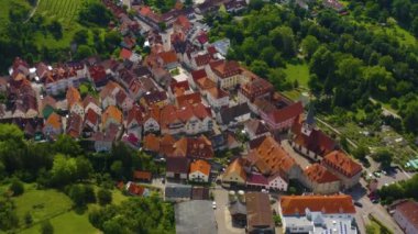 Almanya 'nın eski kenti Ingelfingen' den hava manzarası. Baharın güneşli bir gününde.