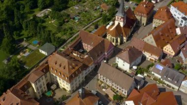 Almanya 'nın eski kenti Ingelfingen' den hava manzarası. Baharın güneşli bir gününde.