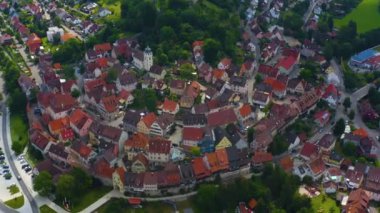Almanya 'nın Forchtenberg kentinin havadan görünüşü. Baharın bulutlu bir gününde.