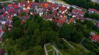 Almanya 'nın Forchtenberg kentinin havadan görünüşü. Baharın bulutlu bir gününde.