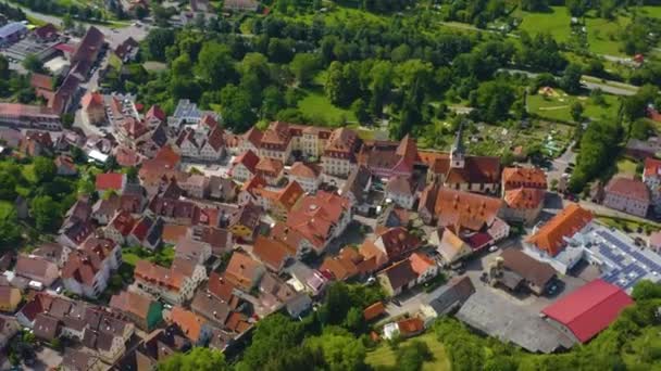 ドイツのインゲルフィンゲンの旧市街からの空中の景色 春の晴れた日には — ストック動画