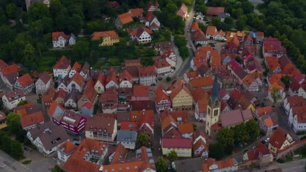 ドイツの街Moeckmuehlの旧市街の空中ビュー 春の曇りの日に — ストック動画
