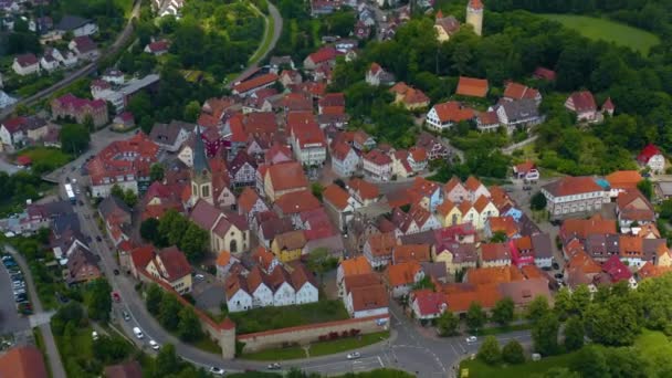 Luftaufnahme Der Altstadt Von Möckmühl Deutschland Einem Bewölkten Tag Frühling — Stockvideo
