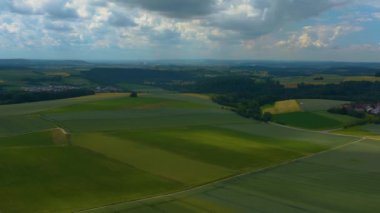 Almanya 'da Siglingen köyünün çevresindeki geniş hava manzarası. Baharın bulutlu bir gününde