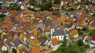 Almanya 'nın Neudenau kentinin havadan görünüşü. Baharın güneşli bir gününde