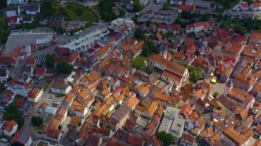 Almanya 'daki Mosbach şehrinin hava görüntüsü. Baharda bulutlu bir günde Yeni ve eski bir kasaba.