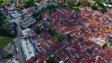 Almanya 'daki Mosbach şehrinin hava görüntüsü. Baharda bulutlu bir günde Yeni ve eski bir kasaba.