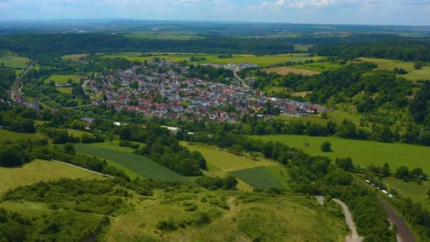 ドイツの都市Herbolzheimの広い航空ビュー 春の晴れた日には — ストック動画