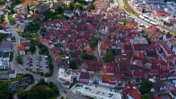 ドイツの都市モスバッハからの空中ビュー 春の曇りの日に新旧の町 — ストック動画