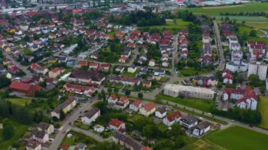 İlkbaharda güneşli bir günde Almanya 'da küçük Eppingen kasabasının havası.