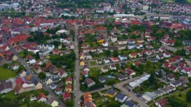 İlkbaharda güneşli bir günde Almanya 'da küçük Eppingen kasabasının havası.