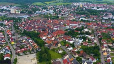 İlkbaharda güneşli bir günde Almanya 'da küçük Eppingen kasabasının havası.