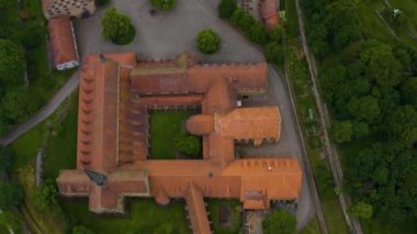 Almanya 'nın küçük Maulbronn kasabasındaki manastırın hava manzarası..